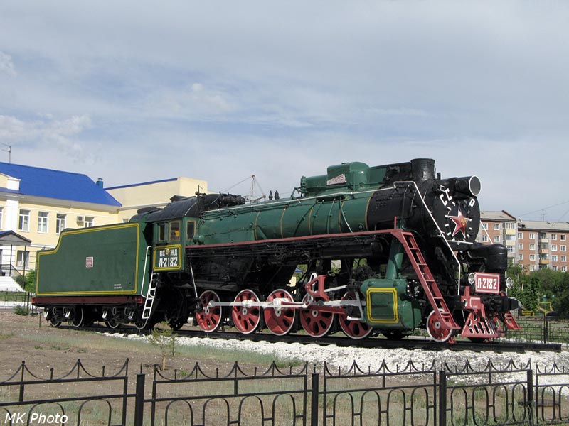 Паровоз-памятник на привокзальной площади Улан-Удэ