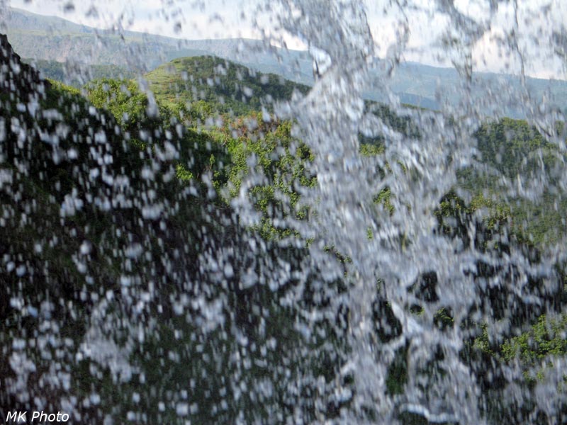 Вид сквозь водопад