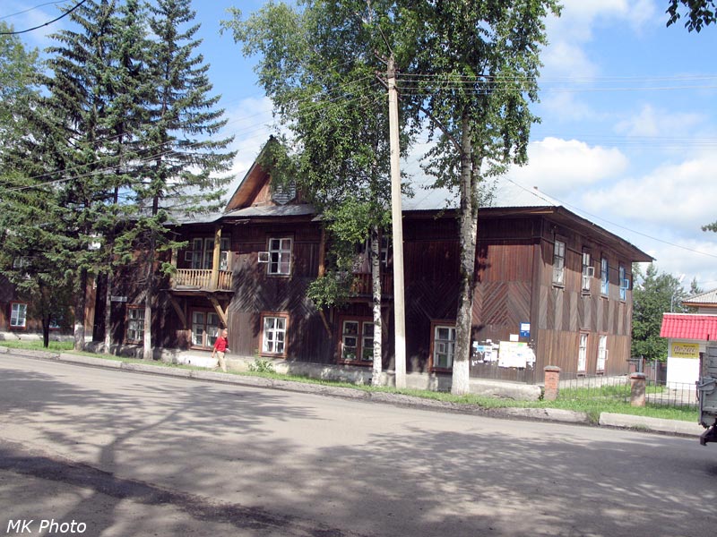 Деревянный дом с балконами