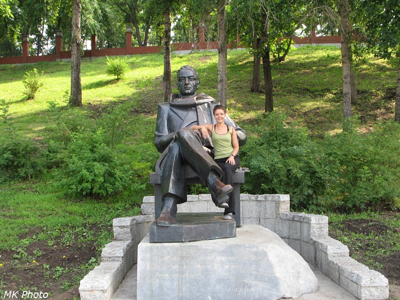 Катя у памятника Николаю Задорнову