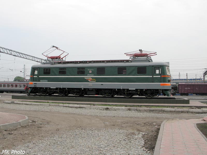Электровоз-памятник ЧС2 номер 010 на ст. Барабинск