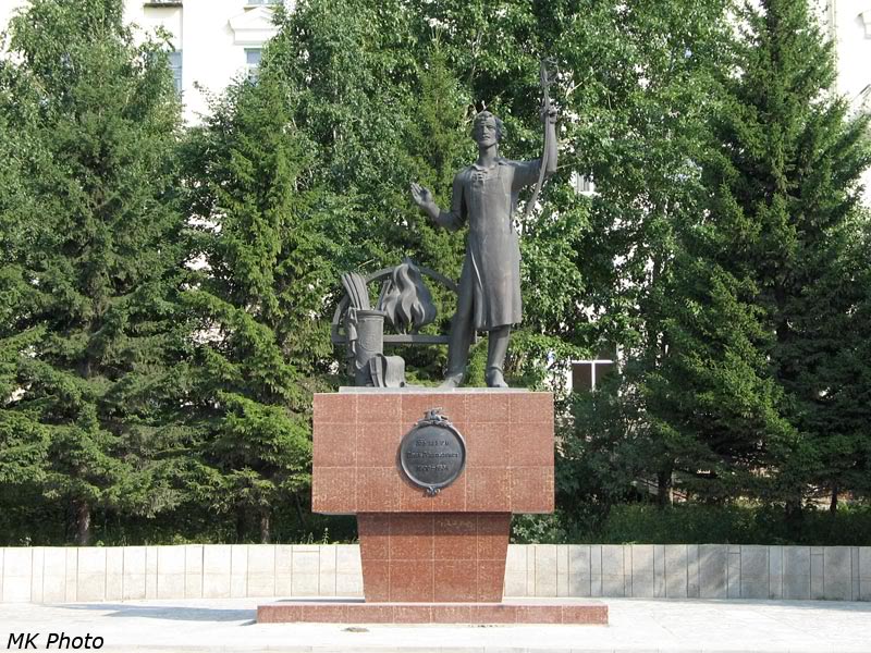 Памятник Бушуеву на привокзальной площади