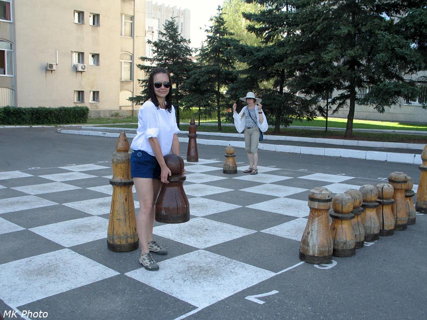 А шахматы-то не маленькие