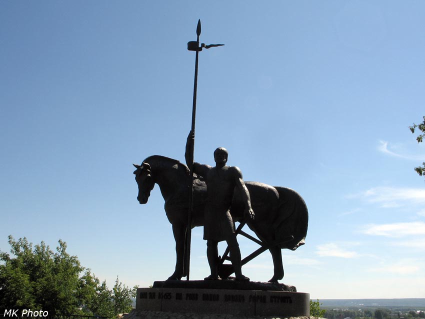 Памятник первопоселенцу