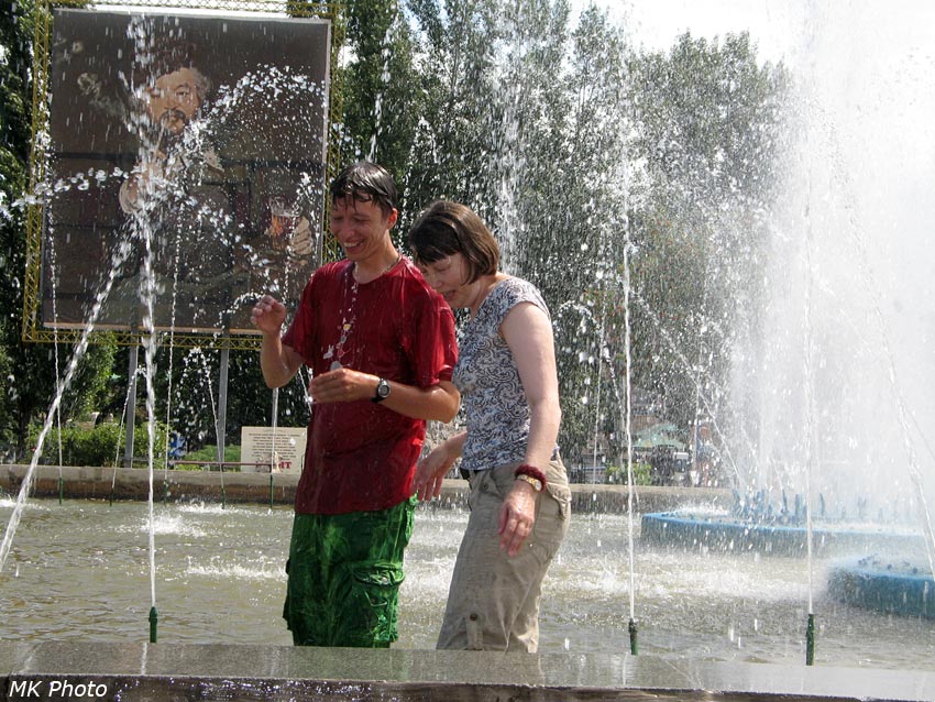 Купание в фонтане