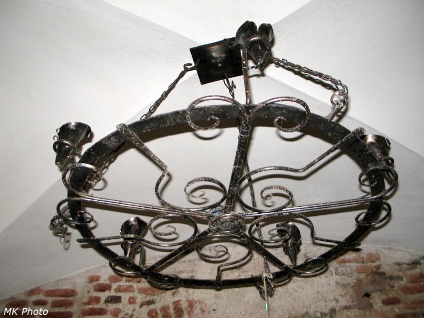 Суровая люстра