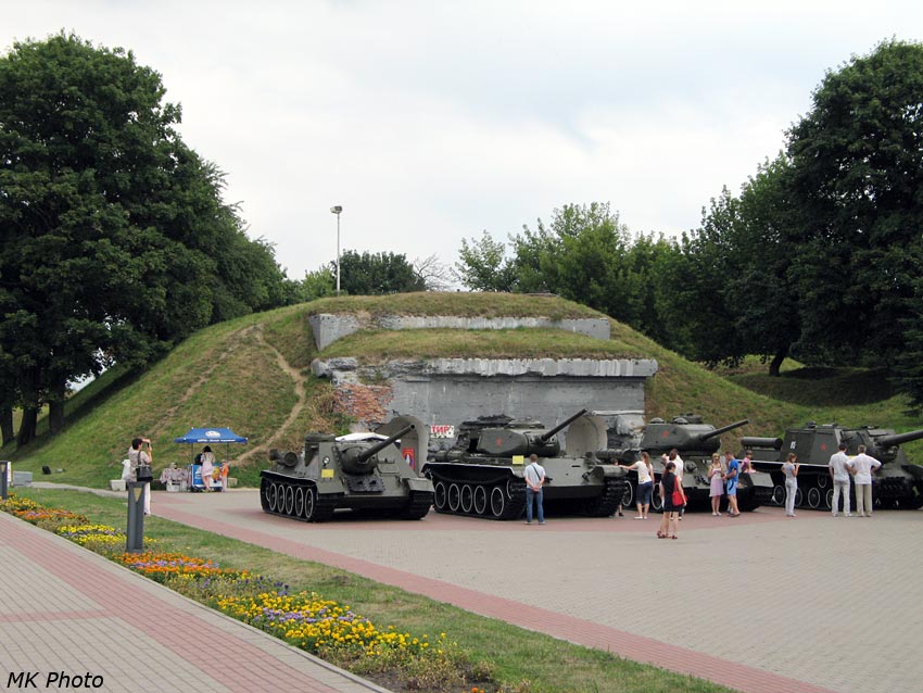 Танки у клуба