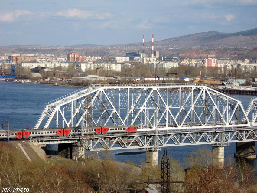 Электричка въезжает на мост