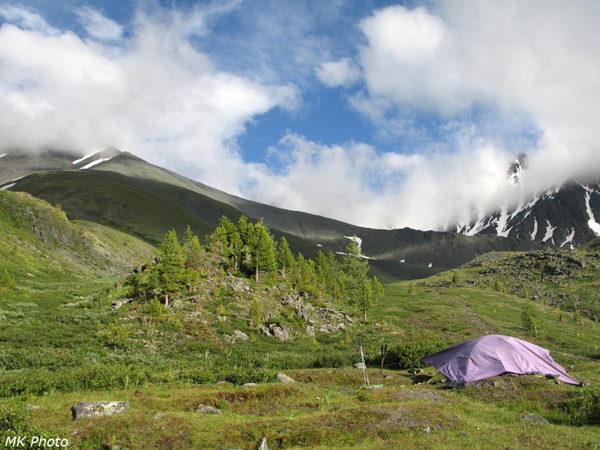 Палатка, укрытая тентом
