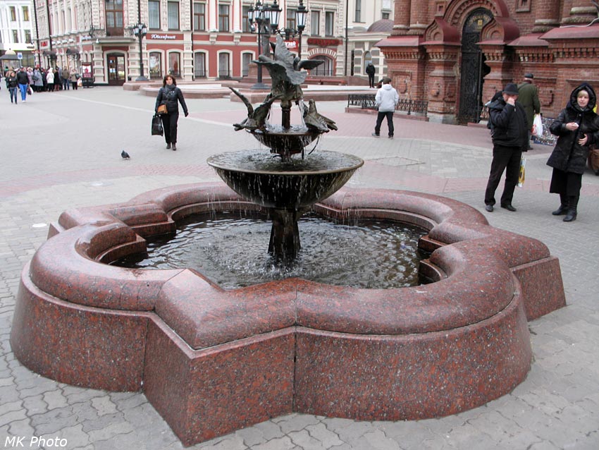 Фонтан с голубями