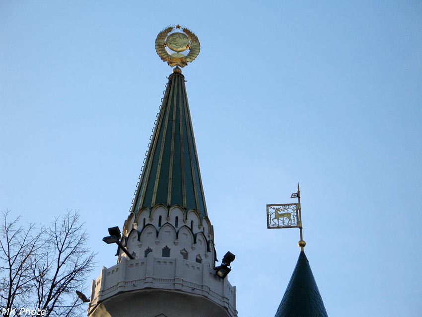 Два герба на здании центробанка