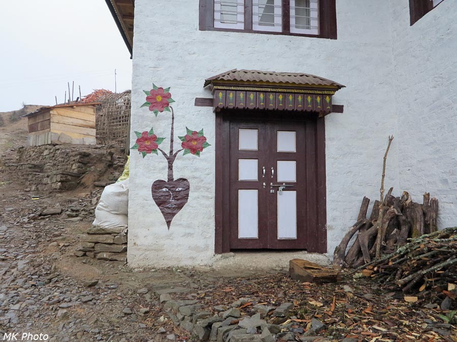 Весёлая свёкла на стене лоджа
