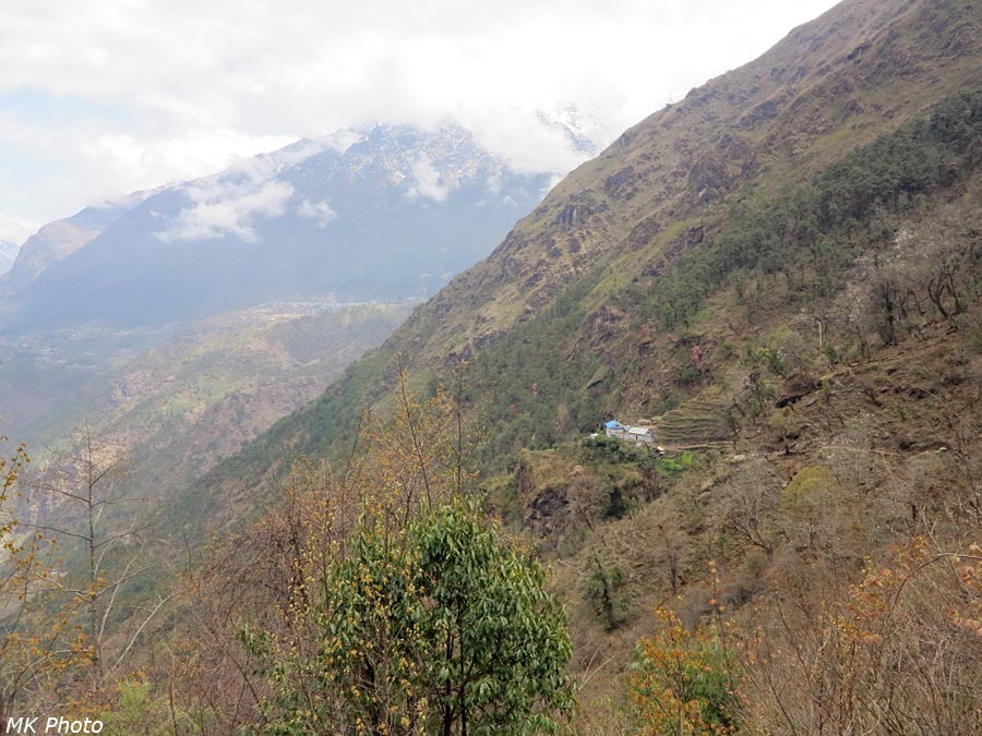 Вдали - Лукла, ближе - лодж Khumbu view