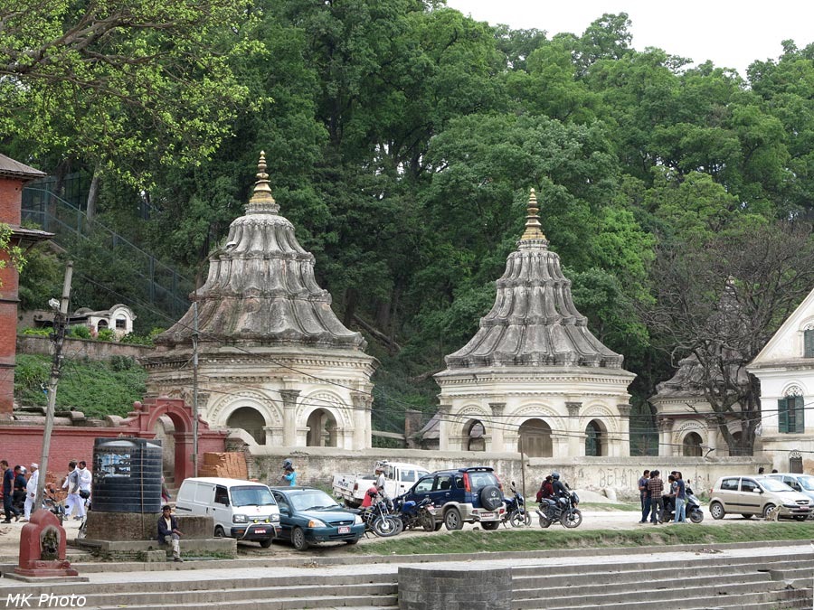 Под красной аркой - вход