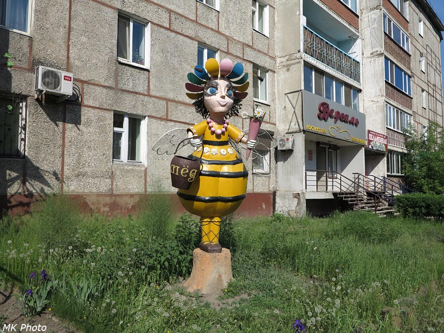 Пчела у цветочного магазина