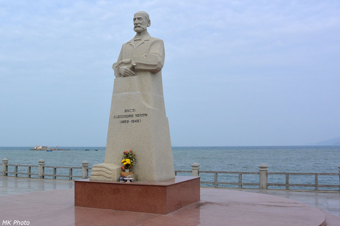 Памятник Александру Йерсену