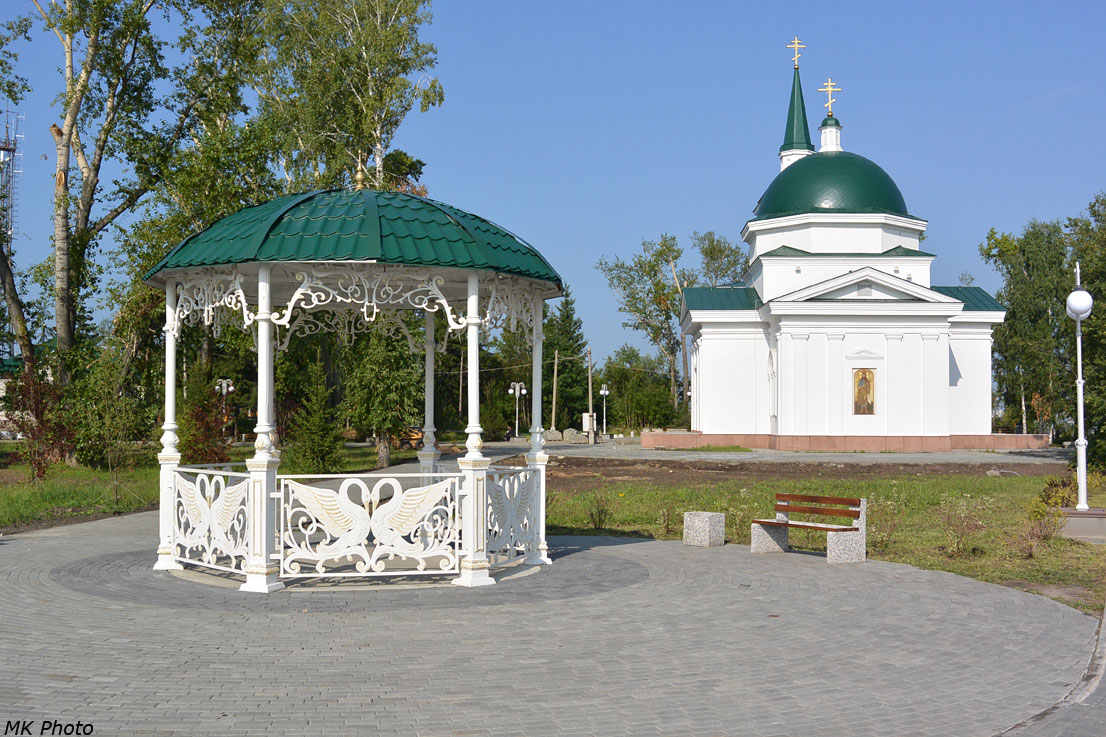 Беседка и храм Иоанна Предтечи