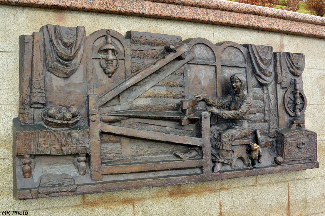 Исторические таблички и скульптуры