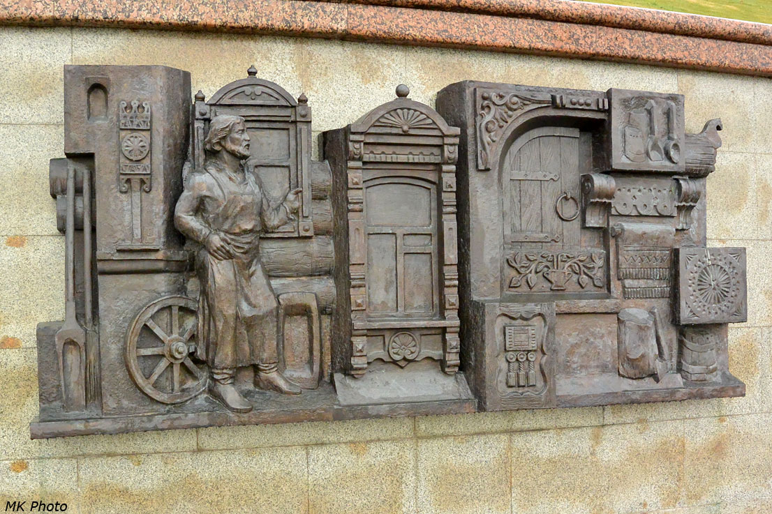 Исторические таблички и скульптуры