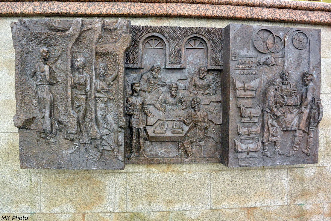 Исторические таблички и скульптуры