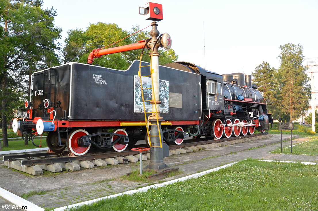 Паровоз-памятник Еа-3215