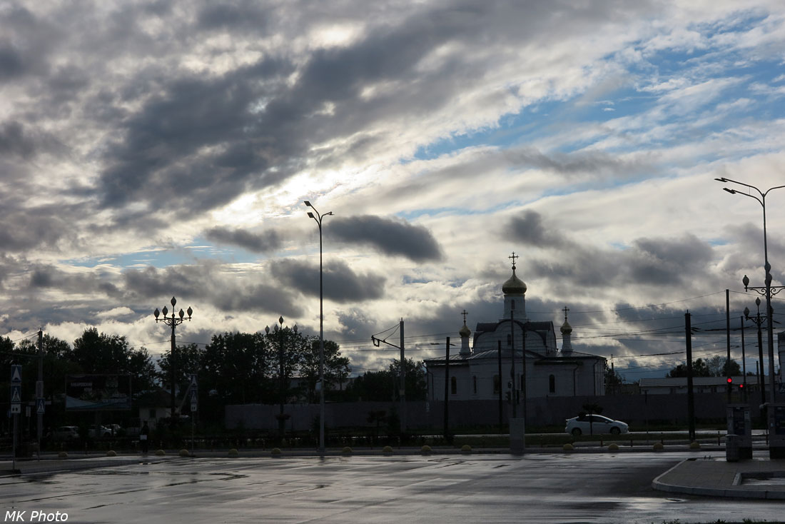 Строящаяся церковь у аэропорта