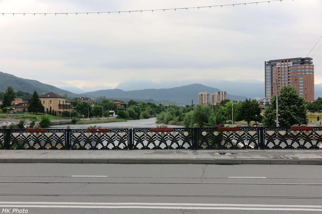 Вид с Чугунного моста на Кавказ