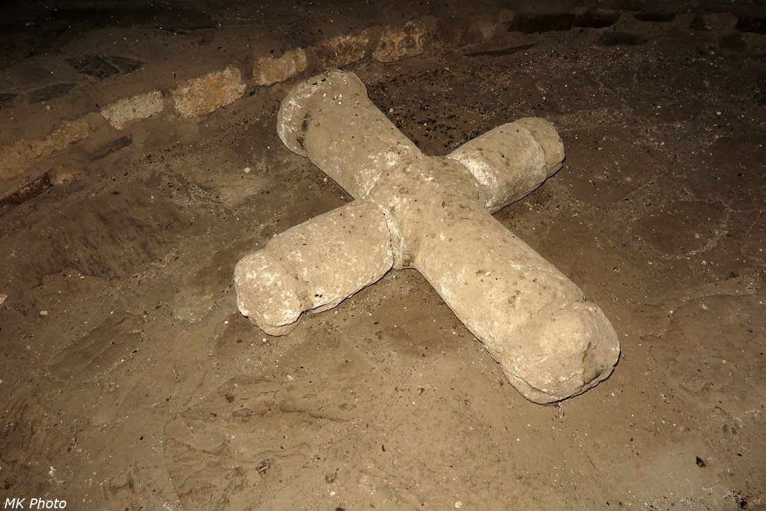 Крест внутри храма Тхаба-Ерды
