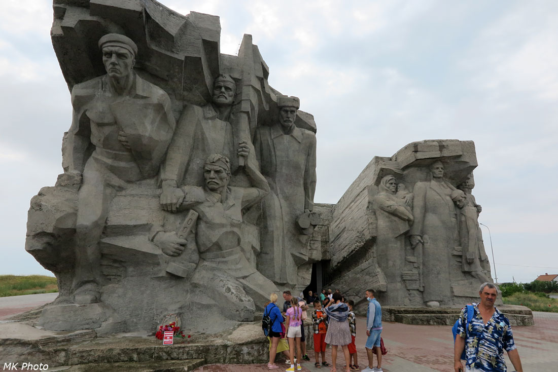 Мемориал на входе в Аджимушкайские каменоломни
